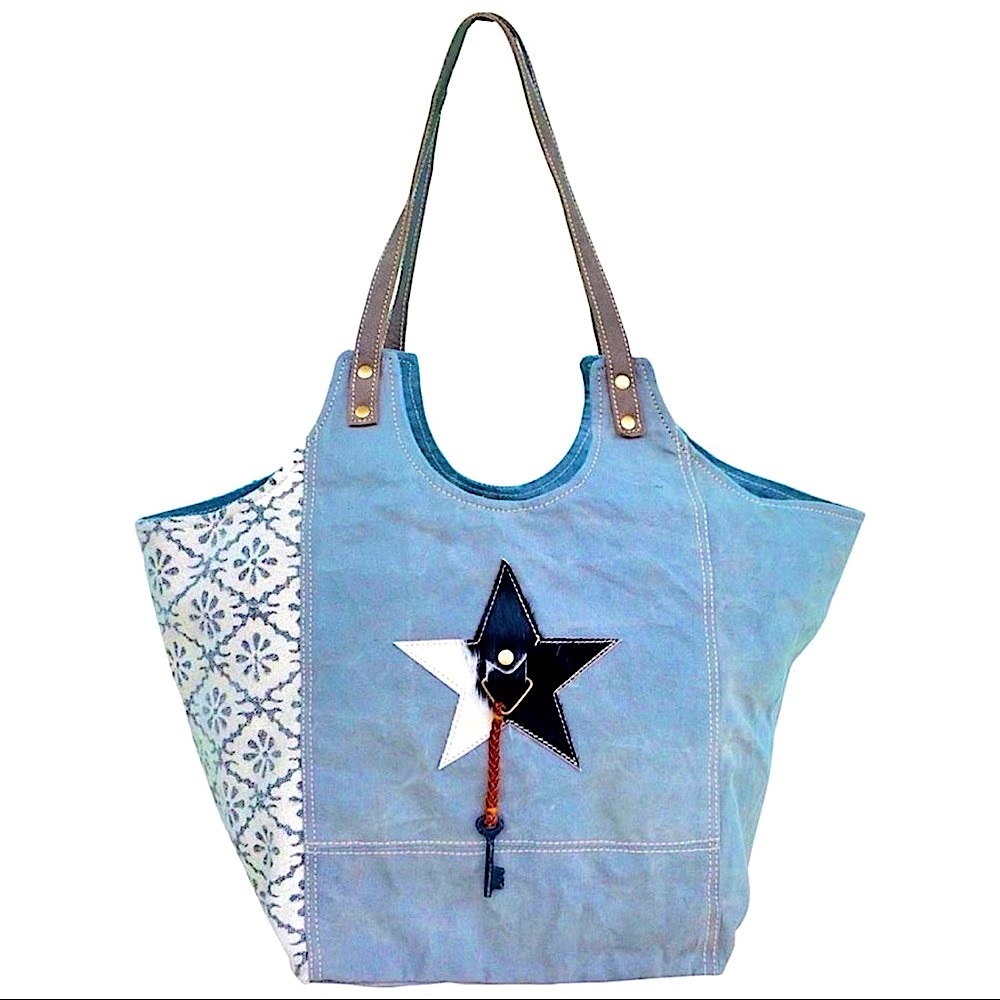🆕🩵CLEA RAY: Blue Canvas With Fur Star Tote Blue
